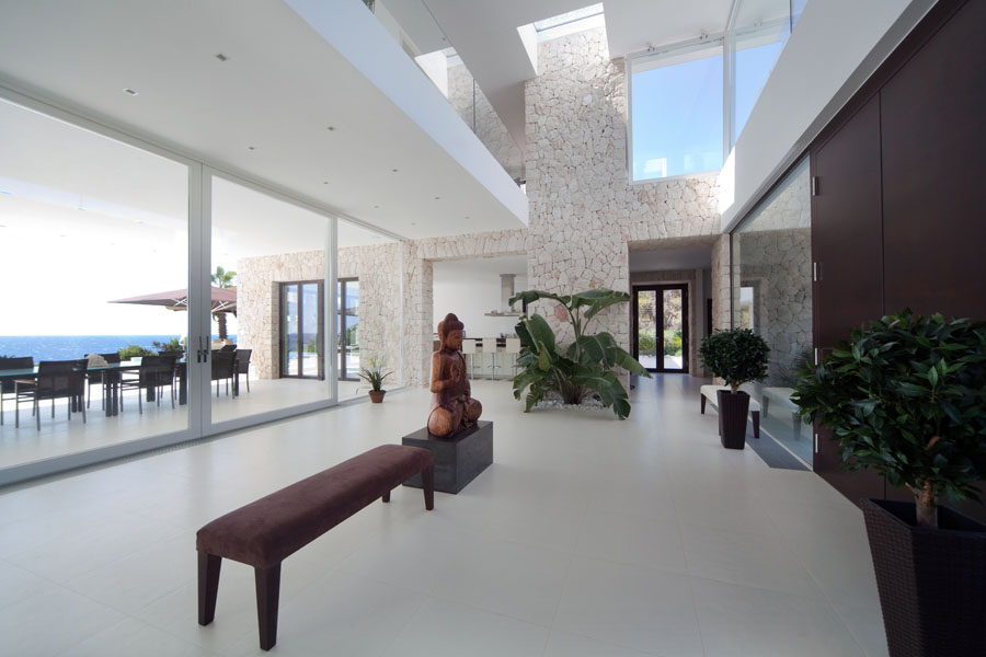 EINE ROTE KUH STEHT IN ERSTER LINIE AUF MALLORCA