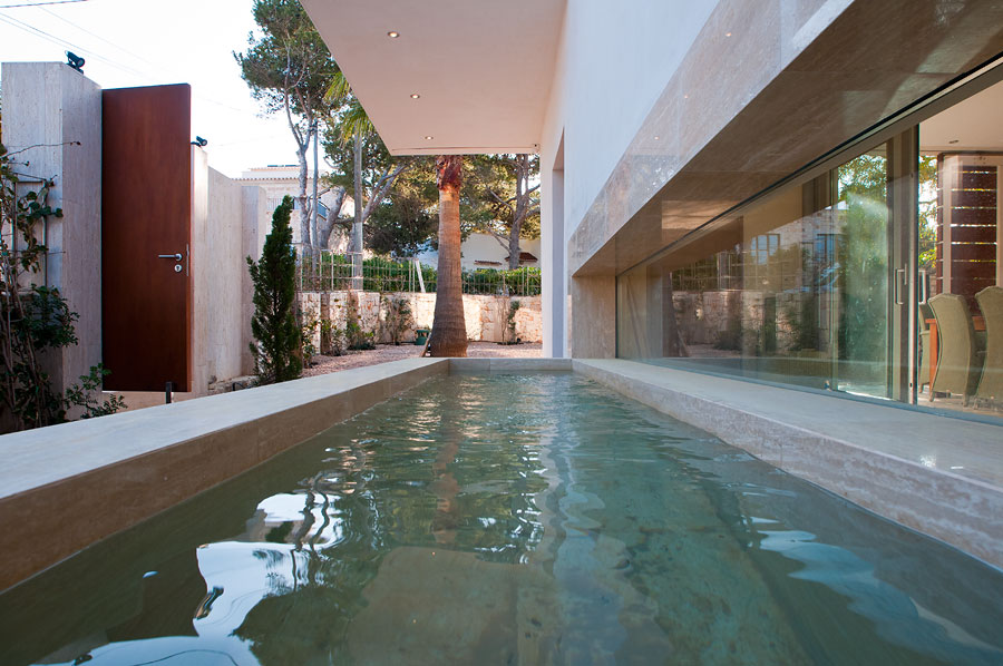 AUF DEN KOPF GESTELLTE ARCHITEKTUR IN CALA LLOMBARDS